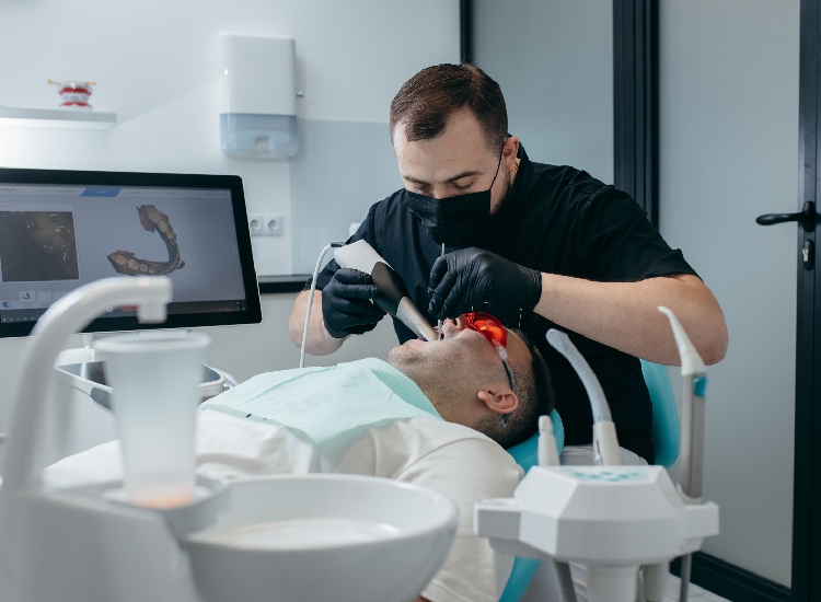 What is Digital Intraoral Scanning? What are the Differences Between It and Traditional Impressions?